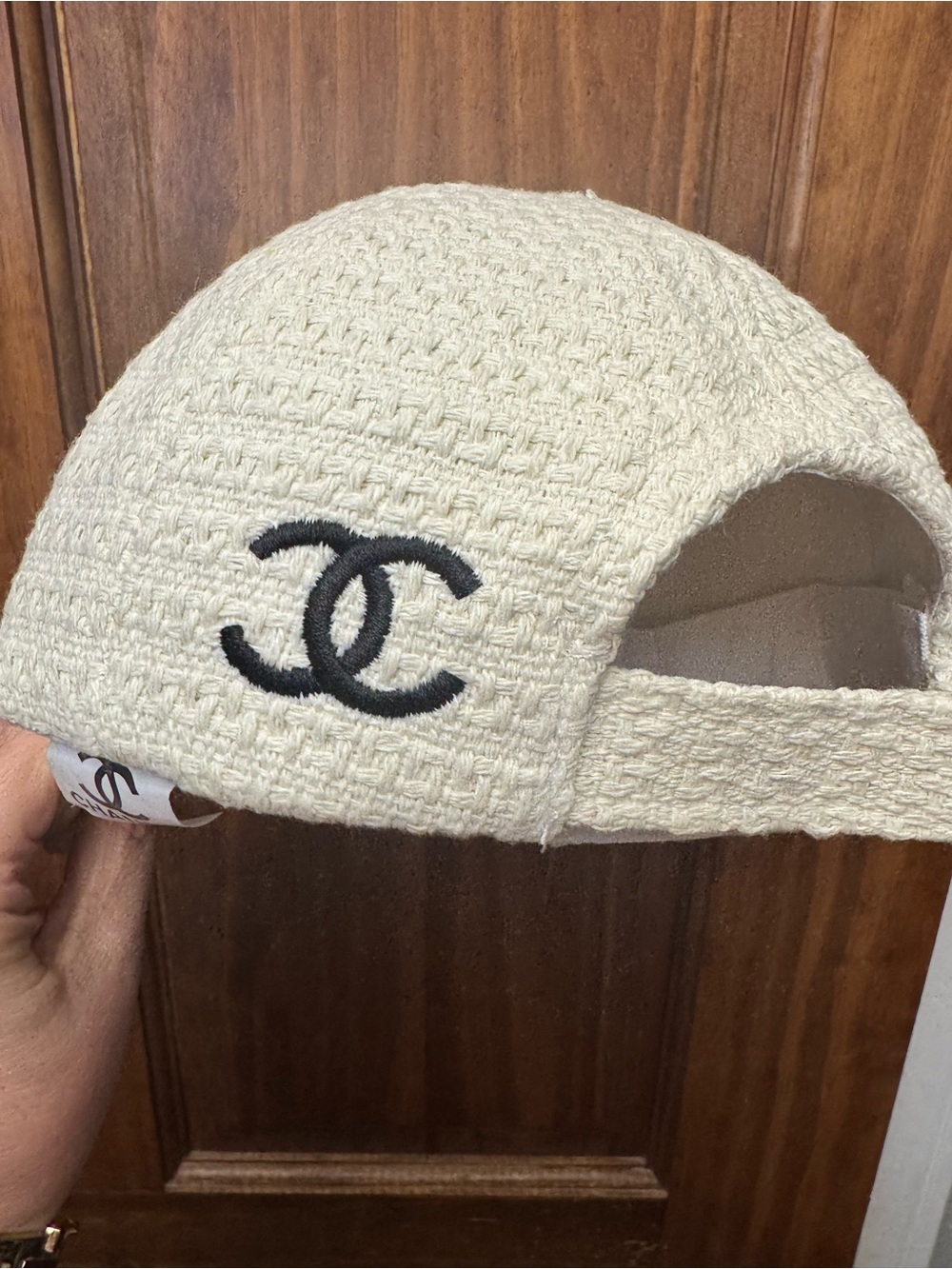 White tweed cap - source unknown - Picture 5 of 11